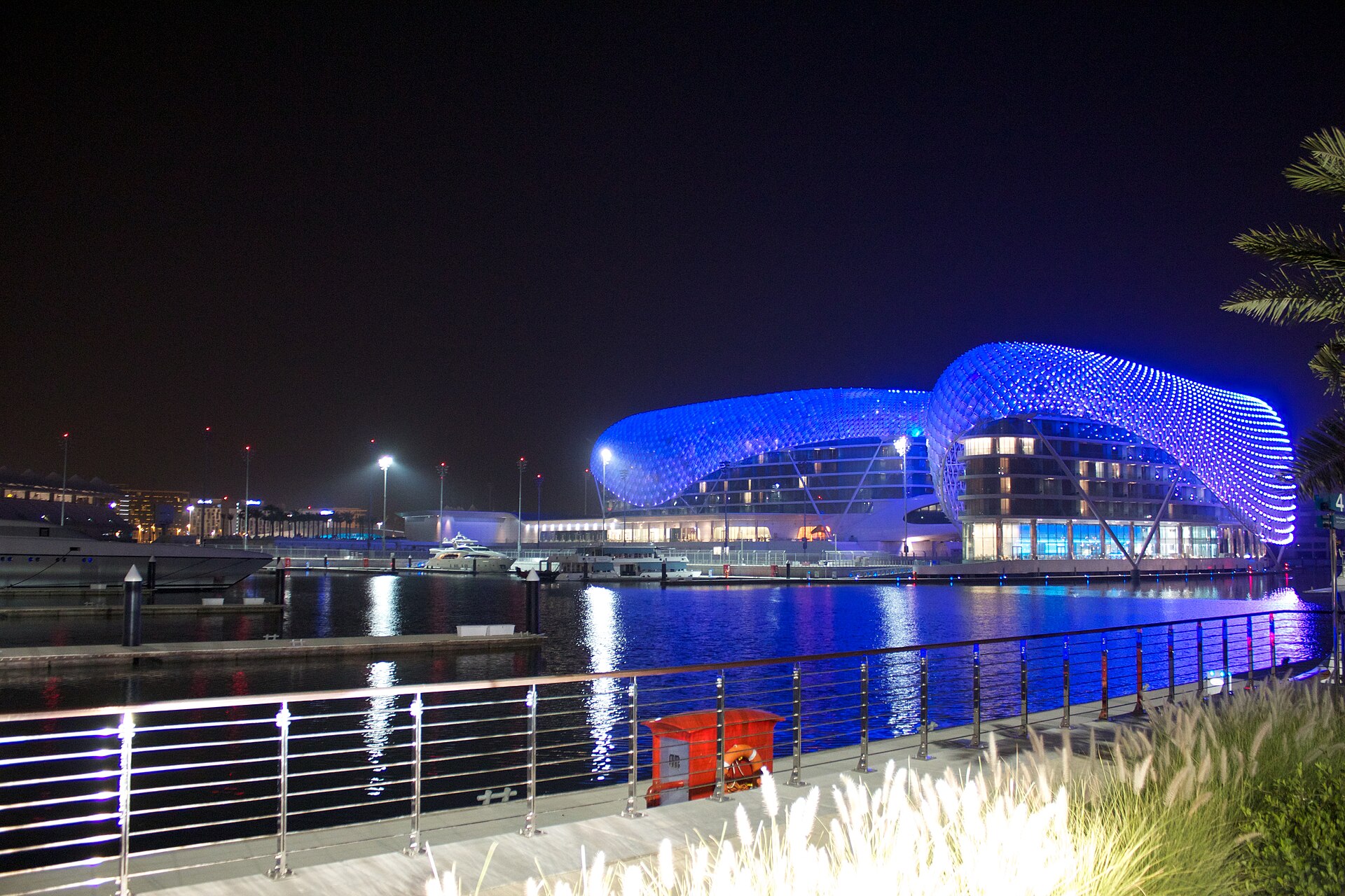 Yas Marina — photograph by Marko Kudjerski from Toronto, Canada, CC BY 2.0, via Wikimedia Commons