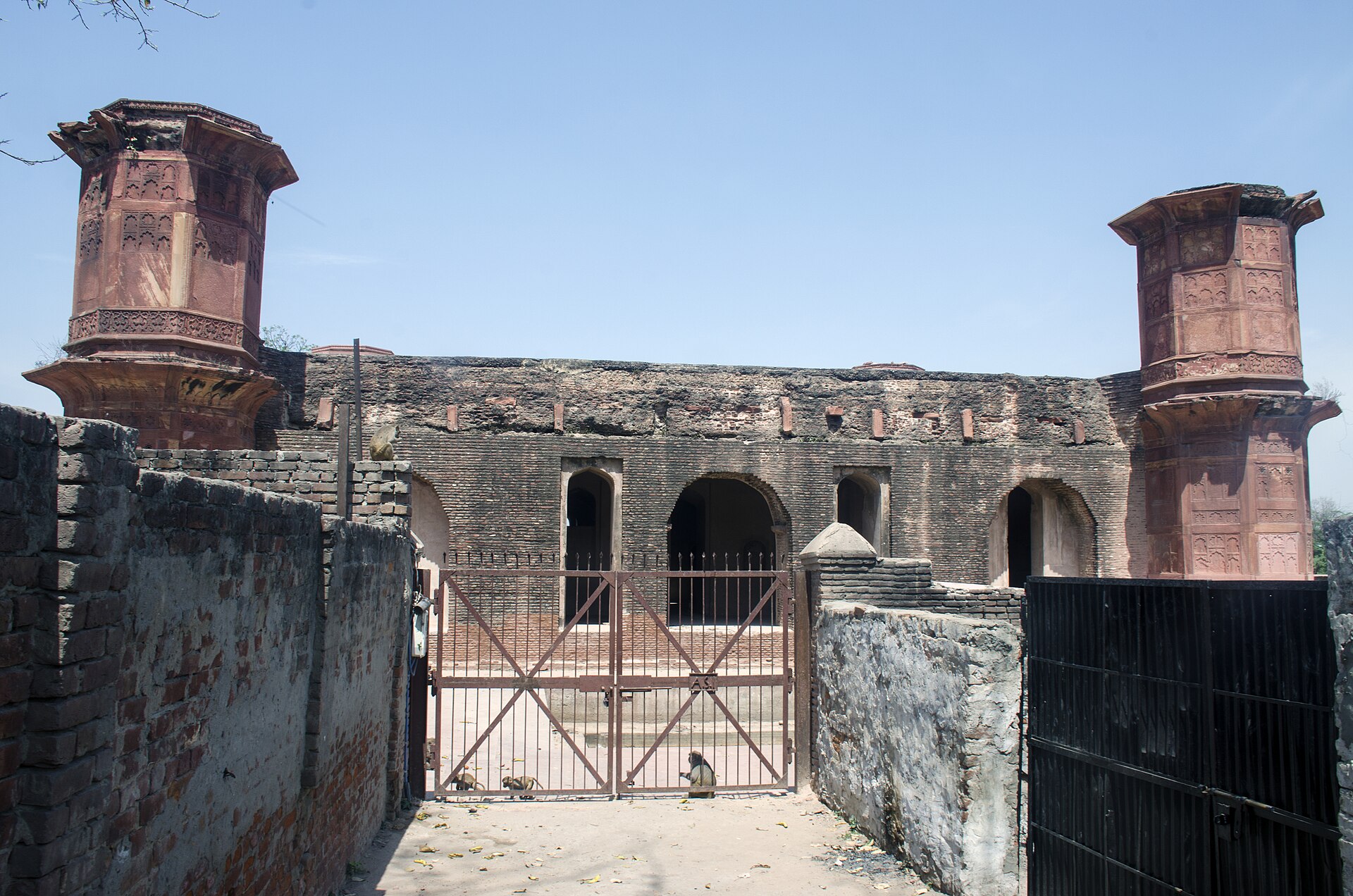 Chauburji — photograph by Rangan Datta Wiki, CC BY-SA 4.0, via Wikimedia Commons