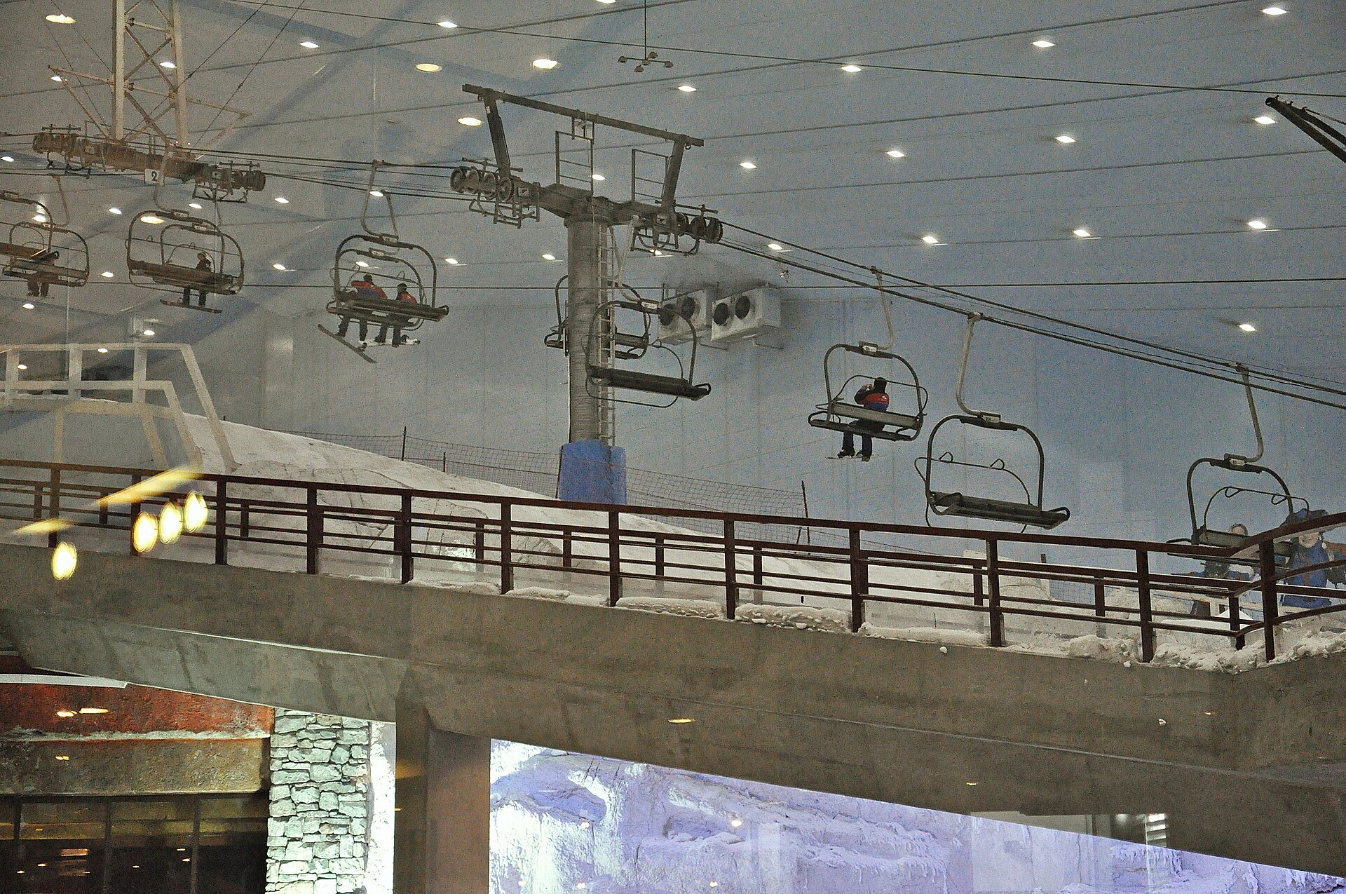 Ski Dubai — photograph by Alberto-g-rovi, CC BY-SA 3.0, via Wikimedia Commons