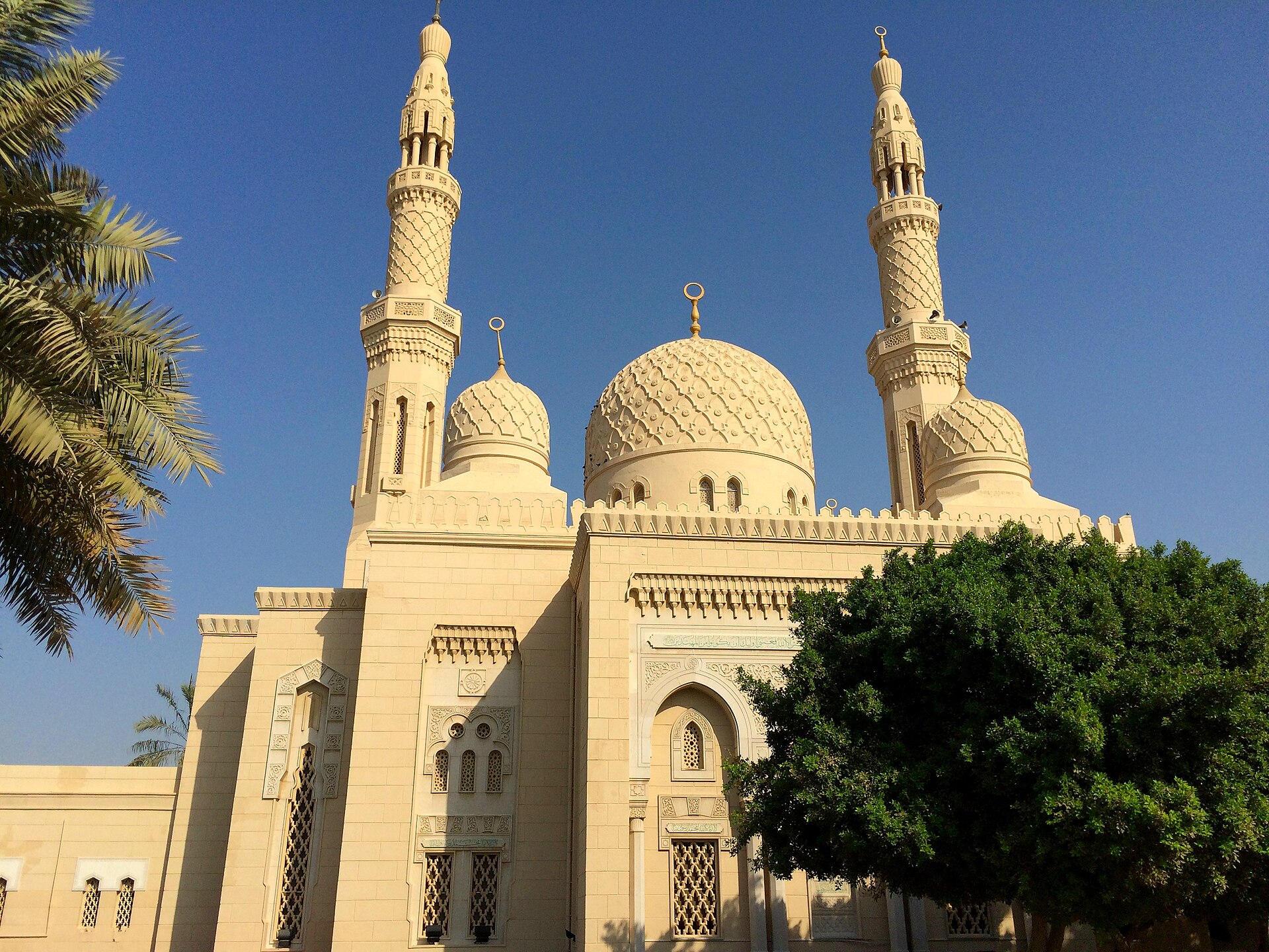 Jumeirah Mosque — photograph by Aidas U., CC BY 3.0, via Wikimedia Commons