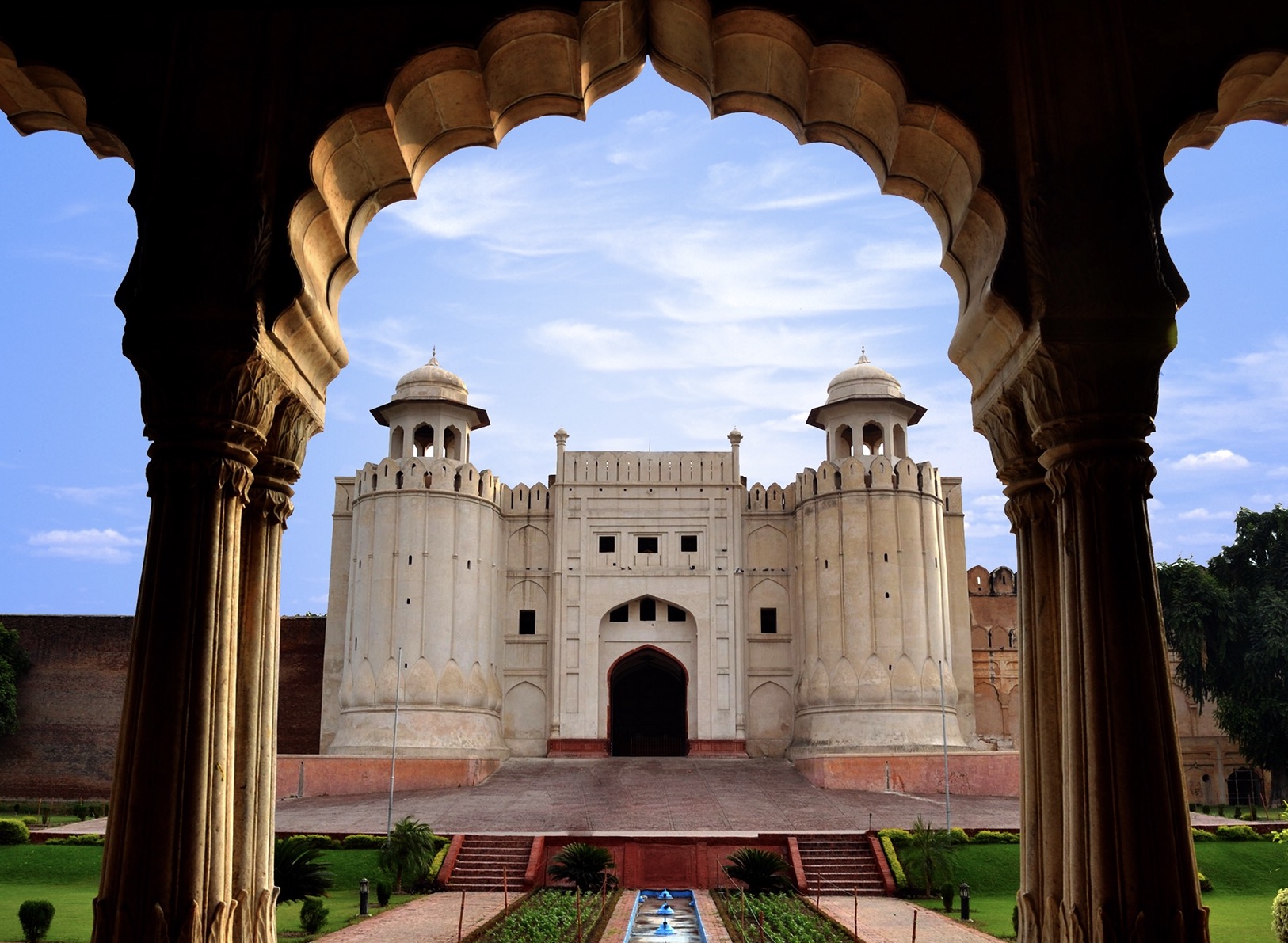 Lahore Fort — photograph by Rohaan Bhatti, CC BY-SA 3.0, via Wikimedia Commons