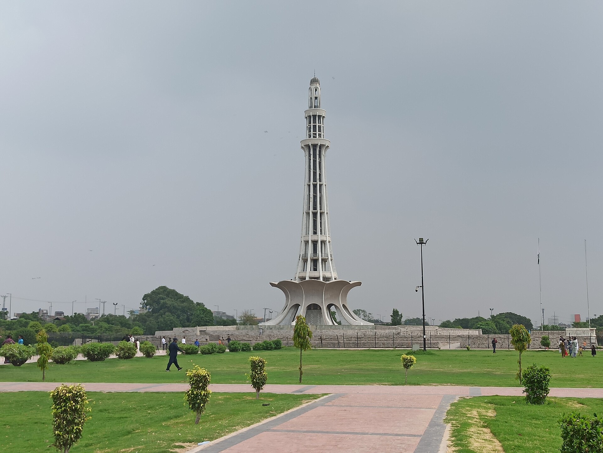 Minar-e-Pakistan — photograph by Khan.gesta, CC BY-SA 4.0, via Wikimedia Commons