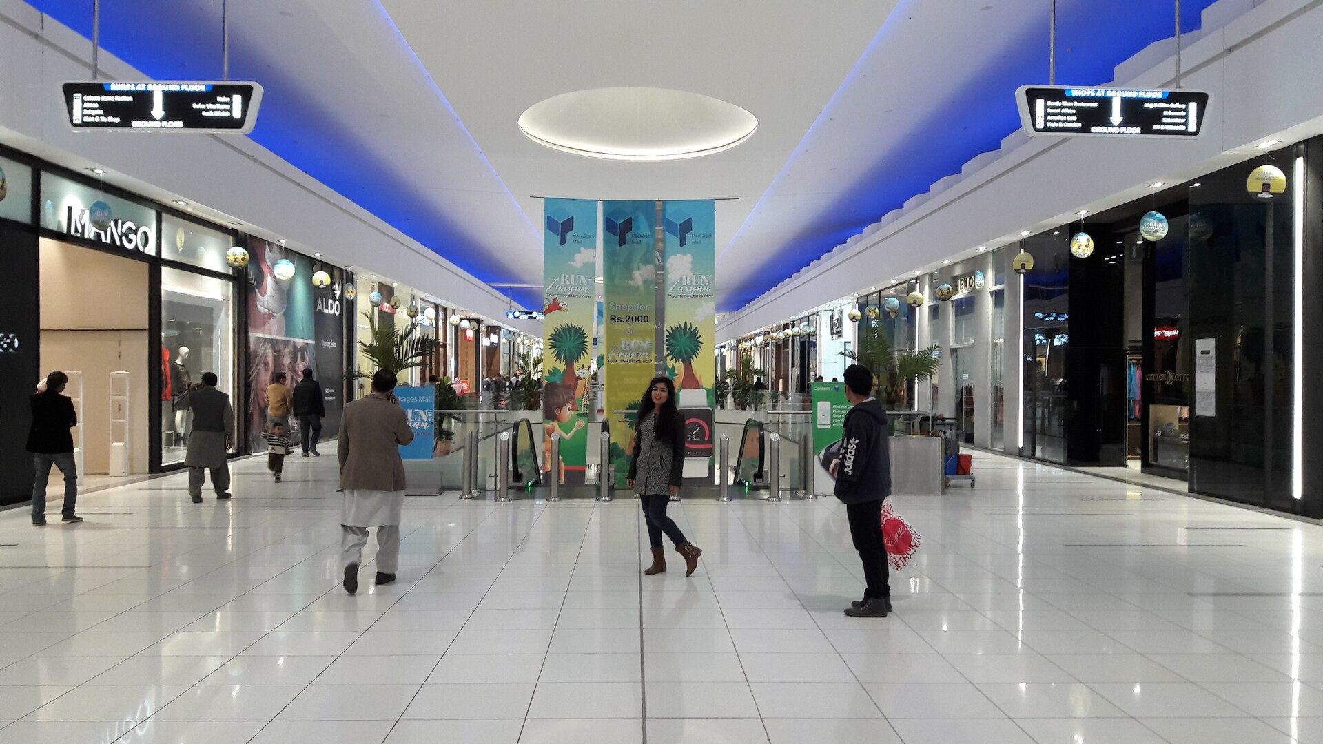 Packages Mall — photograph by Tahir mq, CC BY-SA 4.0, via Wikimedia Commons