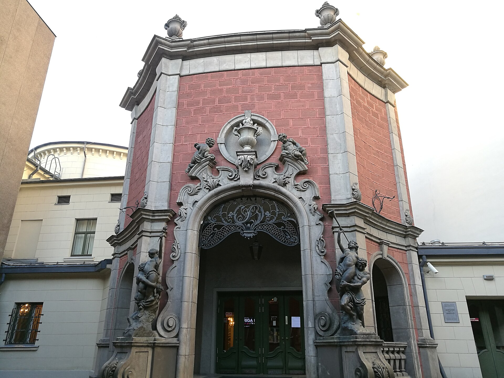Splendid Palace — photograph by Kleivas, CC BY-SA 4.0, via Wikimedia Commons